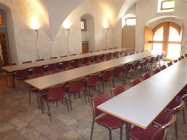 Neue_Tische_und_Stuehle_im_WBH_Keller2.jpg